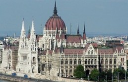 HUNGARIAN POLITICS IN-DEPTH 2013. j&uacute;nius-j&uacute;lius