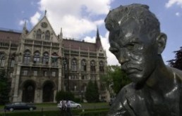 Elutas&iacute;tj&aacute;k a budapestiek a Kossuth t&eacute;r &aacute;t&eacute;p&iacute;t&eacute;s&eacute;t