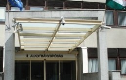 Visszacs&uacute;sz&aacute;s a k&ouml;z&eacute;pmezőnybe