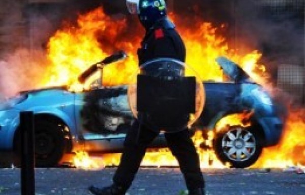 Angliai zavarg&aacute;sok &ndash; Az el&eacute;gedetlens&eacute;g nyara