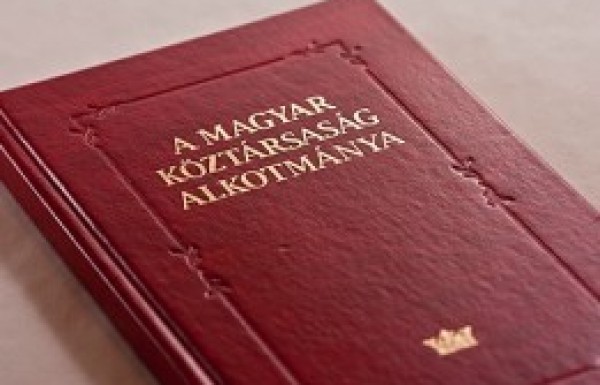 N&eacute;gy alkotm&aacute;nyterv - n&eacute;gy j&ouml;vők&eacute;p