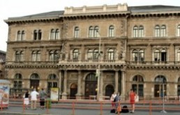 &Uacute;j belpolitikai h&aacute;tt&eacute;relemz&eacute;s: Oktat&aacute;spolitika korm&aacute;nyon &eacute;s ellenz&eacute;kben