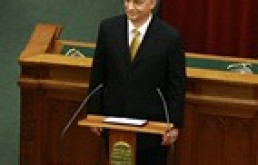 F&oacute;kuszban az &uacute;j korm&aacute;ny első 40 napja 