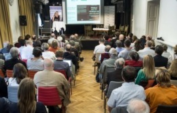 "A sz&eacute;lsőjobb &eacute;s a mainstream" c&iacute;mmel rendezt&uuml;nk konferenci&aacute;t