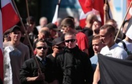 MEGH&Iacute;V&Oacute; &ndash; A SZ&Eacute;LSŐJOBB &Eacute;S A MAINSTREAM